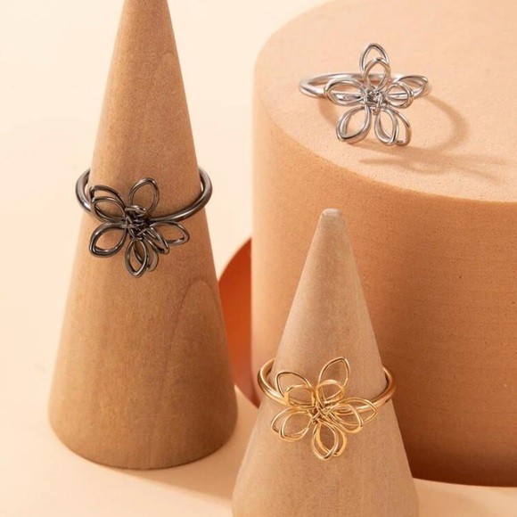 🍁 5/$20 NWT Set of 3 Flower Rings - Picture 2 of 5